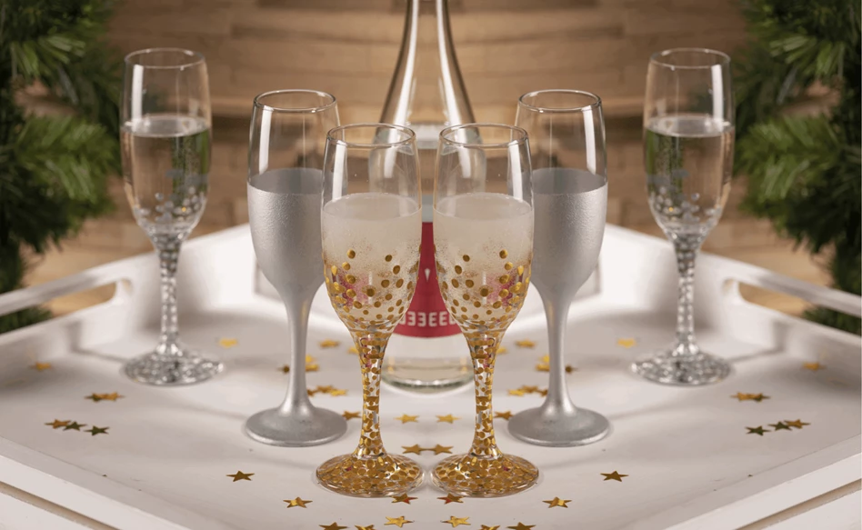 Pearl design on champagne glasses